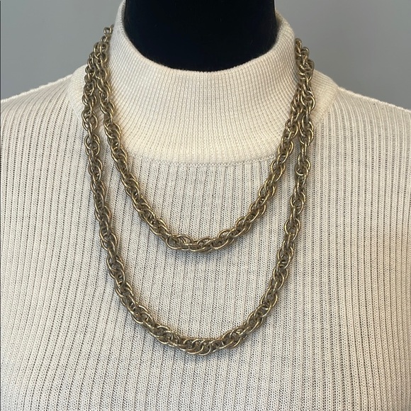 Jewelry - Elegant Gold-Tone Chain Necklace long vintage piece